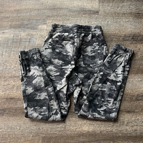 Spanx Stretch Mid Rise Twill Jogger Pants Black Wash Camo Women's Size M Cargo - Picture 8 of 8